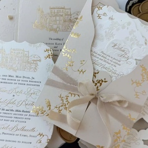 Suite d'invitations de mariage de luxe en papier texturé, thème Villa du Lac de Como Or Crème, avec pliage en portail, sceau de cire, dorure à chaud et découpe personnalisée - Product Image 1
