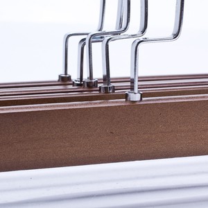 Venta al por mayor pantalones domésticos con antideslizante y sin costuras tienda de ropa fuerte perchas de madera y perchas para pantalones - Product Image 2