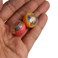 Mini-ball en plastique avec dôme transparent pour insertion d'œuvres d'art, idéal pour les cadeaux de fête pour enfants, cadeaux en capsule, ou cadeaux promotionnels personnalisés avec logo.