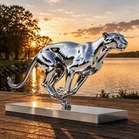 Statue de léopard en métal sur mesure « Reflective Speed » avec pose dynamique de course, sculptures extérieures en acier inoxydable