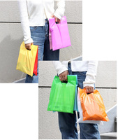 Sacs en plastique à poignée découpée sur mesure, écologiques, durables, de haute qualité, avec votre logo pour la vente au détail, la vente en gros et l'usine