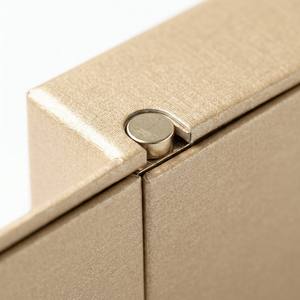 Boîte à bijoux en papier de luxe avec gaufrage à la feuille d'or et fermeture magnétique, doublure en velours pour bague et collier, logo personnalisé - Product Image 5
