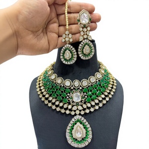 Conjunto de Collar y Aretes de Diseño Premium con Perlas Kundan Chapadas en Oro, Estilo Tikka, para Bodas, Colección para Mujer - Product Image 2