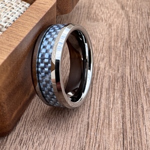 Vente chaude 8mm Bleu Incrustation De <span class=keywords><strong>Fiber</strong></span> De Carbone Bords Biseautés De Haute Qualité Argent Bande De Mariage En Carbure De Tungstène pour Hommes Classique Élégant - Product Image 5