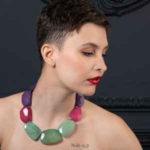 Collier tendance en résine avec finition artistique créative, bijoux légers et confortables, idéal pour le quotidien et les fêtes - Product Image 4