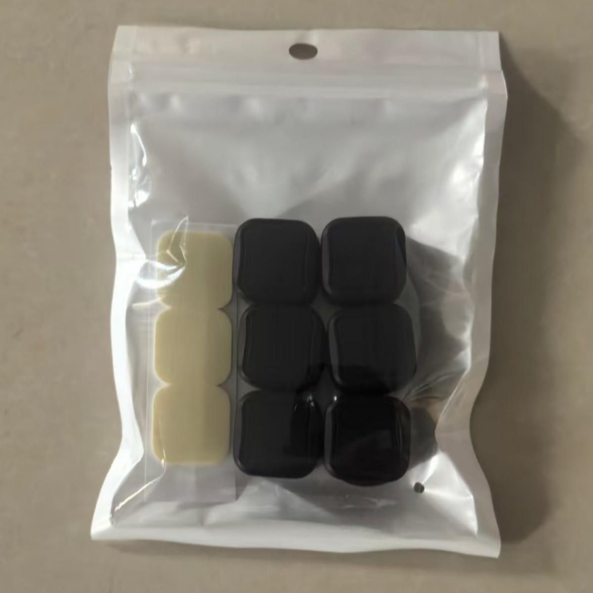 Seis artículos negros [empaquetados en una bolsa de película nacarada]