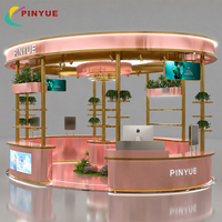 Kiosque de vente au détail de cosmétiques moderne personnalisé rose poudré et or avec auvent, affichage numérique LED, présentoir de maquillage pour boutique de cosmétiques
