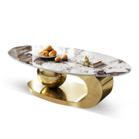 Table basse ovale moderne et raffinée en marbre avec base en métal doré abstrait, mobilier élégant pour le salon