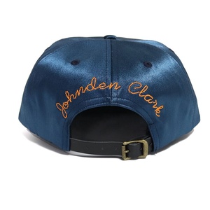 Casquette <span class=keywords><strong>snapback</strong></span> à 5 panneaux en satin bleu marine et satin vert, avec broderie en point de chaînette sous le bord, et sangle arrière en cuir courte avec fermoir à pression. - Product Image 4