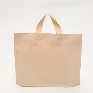 Borsa Shopping in Plastica Personalizzata con Logo e Manico Morbido, Borsa Tote di Lusso con Finiture Dorate per Confezioni di Abbigliamento - Product Image 5