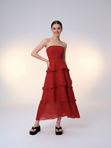 Abito midi da donna rosso con volant a strati e senza spalline - Product Image 2