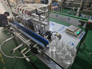Máquina de Llenado Semiautomática de 4 Cabezales para Botellas de Plástico y Vidrio, Apta para Agua, Leche, Jugos, Bebidas y Cosméticos - Product Image 4