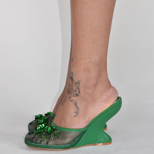 Sandales compensées en résille pour femmes, style personnalisé, à bout rond, avec fleurs sur le devant, mules en maille à talon aiguille pour l'été - Product Image 3