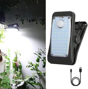 Lampe solaire à pince LED étanche IP67 pour jardins, patios et allées extérieurs, avec détection humaine, alimentation par batterie et corps en PC - Product Image 1