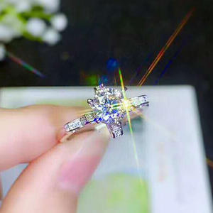 Anello di Diamanti F201 con Taglio Brillante Rotondo, Gioiello Classico da Donna per Fidanzamento con Diamanti Laterali - Product Image 3