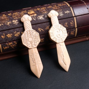 Pendentif épée en bois de pêche, ornement thématique sculpté, couleur bois naturel, décoration intérieure, cadeau unisexe - Product Image 3