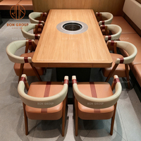Ensemble de meubles de restaurant, café et bar moderne, table à manger en bois pour fondue et chaises en cuir avec dossier rond et coussin beige