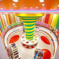 Comptoir de présentation lumineux LED coloré personnalisé pour confiserie, mobilier de magasin de détail écologique