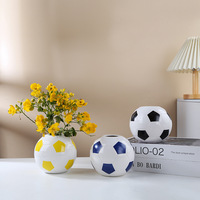 Vase en céramique créatif Qianrui en forme de ballon de football, arrangement floral hydroponique, porte-stylo, thème football artistique pour le salon