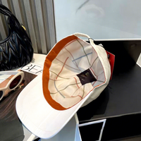 Casquette de baseball de sport d'extérieur personnalisée de luxe style Lora brodée à 6 panneaux non structurée avec bord incurvé et passepoil blanc, vente en gros