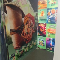 Stand d'exposition modulaire pour marques alimentaires halal, mur en tissu SEG avec boîte à lumière LED intégrée et comptoir intégré pour exposition professionnelle