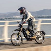 Vélo tout-terrain léger Surron Light BeeX 2 noir 65 kg avec batterie semi-solide SWC Wheelie - Vélo électrique urbain Surron Lbx