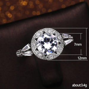 Anillo de Compromiso de Diamantes en Oro Blanco para Mujer F812, Corte Brillante Redondo, Piedra Central de Color G Natural con Diamantes Laterales - Product Image 5