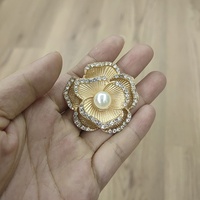 Approvisionnement direct usine transfrontalier Nouvelle boucle de chaussure de luxe légère en zinc avec fleur de perle et strass, accessoire pour chaussures à talons hauts
