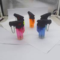 Briquets torche à gaz PQ-003 couleurs transparentes sur la table sans fond