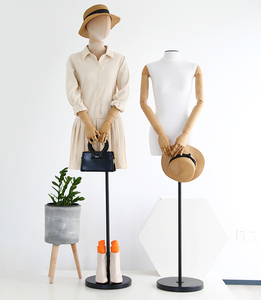 Maniquíes de Mujer de Cuerpo Completo Coloridos para Exhibición de Ropa Femenina en Tiendas - Product Image 6