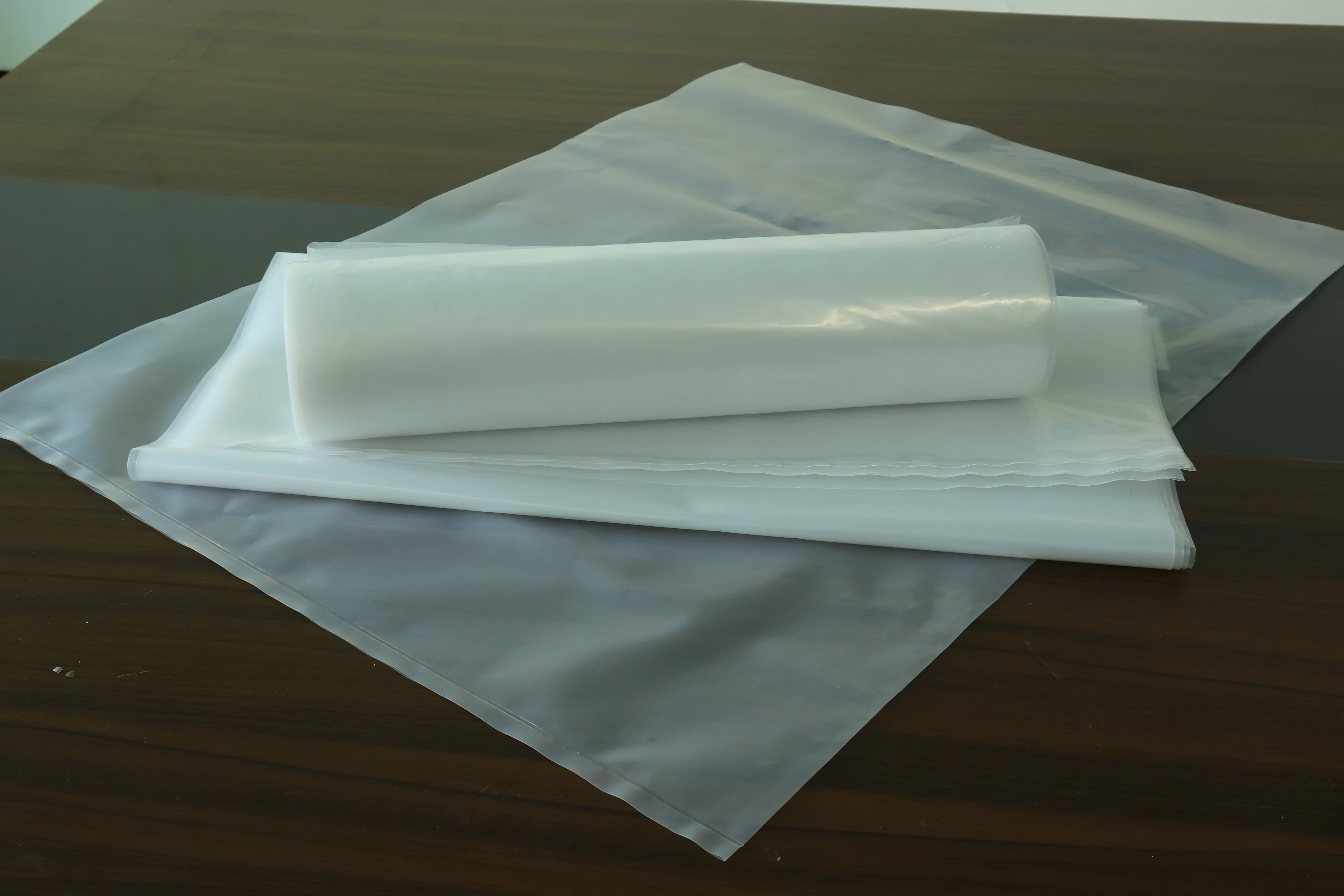 كيس بولي مسطح شفاف عالي الجودة من البولي إيثيلين عالي الجودة شفاف من البلاستيك في لفة