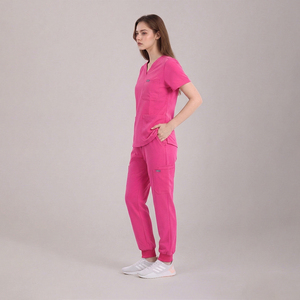 Set di Divise Mediche Personalizzate all'Ingrosso: Top Rosa a Maniche Corte con Scollo a V e Pantaloni Jogger, Etichetta Privata - Product Image 5