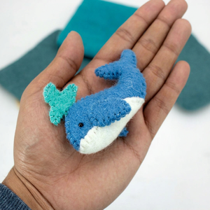 Broche de Fieltro de Lana Hecho a Mano con Forma de Ballena Azul y Blanca para Decoración Infantil - Product Image 5