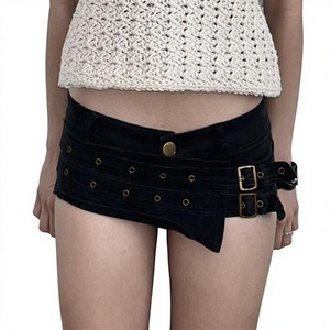 Shorts noirs à taille basse pour femmes, en tissu PU, taille élastique, mini-short décontracté avec boucle en métal - Product Image 3