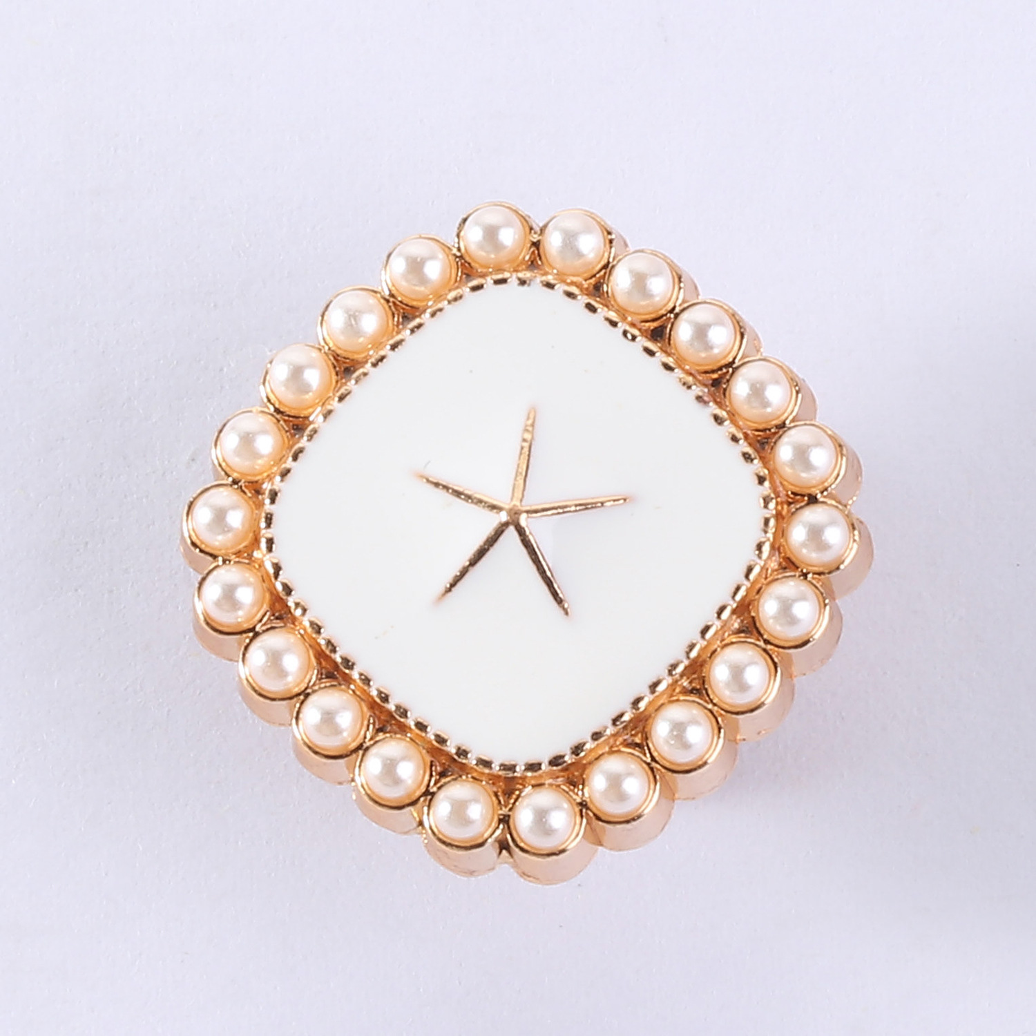 Fond blanc avec étoiles et perles