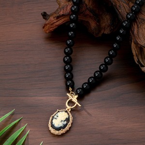 Collana Lunga da Donna con Ciondolo Cammeo Vintage a Ritratto, Catena di Perline Rotonde Multicolore e Chiusura a T Dorata - Product Image 2