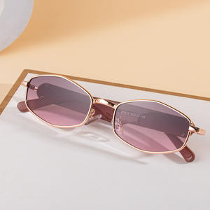 แว่นกันแดดกรอบเล็กทรงเหลี่ยมเก๋ไก๋สำหรับผู้หญิง UV400 ป้องกันแสงแดดคลาส 2 กรอบพลาสติกโลหะสีทองสีดำ - Product Image 4