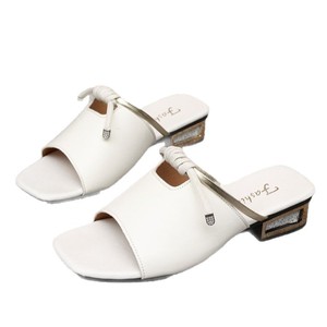 รองเท้าส้นเตี้ยแบบสวม ดีไซน์หรูหรา ไซส์ใหญ่ หัวเหลี่ยม ส้นหนา รุ่นใหม่ล่าสุดสำหรับฤดูร้อน เหมาะสำหรับผู้หญิง ขายส่ง - Product Image 5