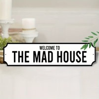 Bienvenue chez la Mad House, plaque murale en métal, style minimaliste noir et blanc, avec slogan amusant, décoration vintage pour entrée de ferme ou maison.