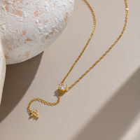 Collier en Y personnalisé en acier inoxydable 316L plaqué PVD or 18 carats avec pendentif croix en zircon rond serti à quatre griffes et chaîne anti-allergie