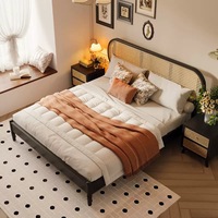 Lit double de style nordique rétro, design minimaliste moderne en chêne et hêtre, design du milieu du siècle pour l'ameublement de la maison