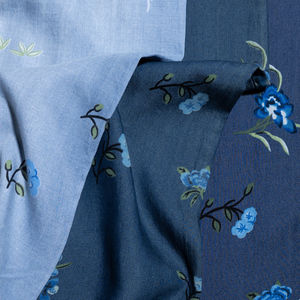 Tela Vaquera Ecológica con Estampado de Rosas Azules, 100% Lyocell, Color Floral Tonal Intenso y Duradero, Personaliza Tu Propio Diseño para Niñas - Product Image 3