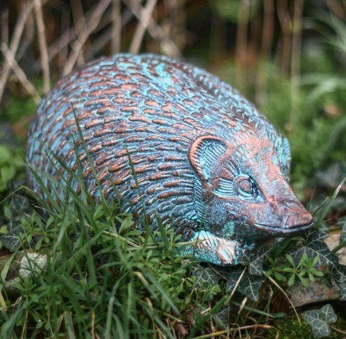 Sculpted Rat Showpiece For Outdoor Decor Antique Designer Garden Bronze Rat Sculpture for Decoration From India for Sale