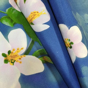 Tissu brossé à base de bleu avec fleurs et papillons blancs. Vente directe de l'usine principale. Fabriqué en polyester 100%. - Product Image 2