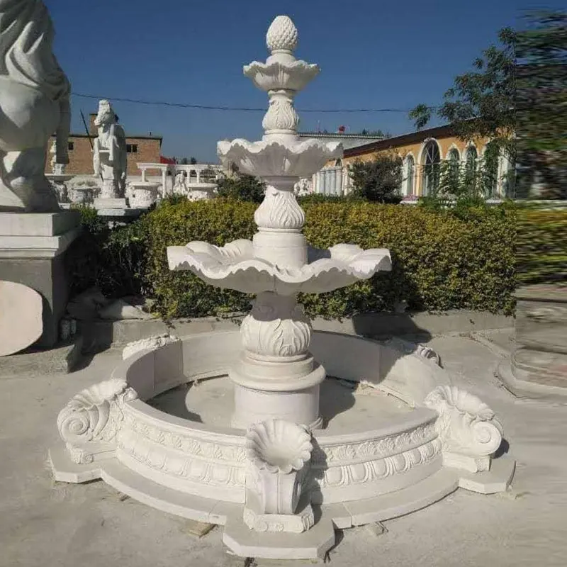 女性の彫像で大きな白い大理石のライオンの噴水を彫る庭の石の噴水