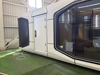 Maison Capsule Spatiale avec Balcon, Cabine Modulaire Préfabriquée, Unité de Vie Portable pour Glamping Scénique, Hébergement et Complexes de Vacances
