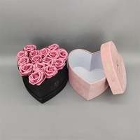 Boîte d'emballage pour fleurs en carton recyclé en forme de cœur en velours noir rose clair avec gaufrage, boîte d'emballage personnalisée