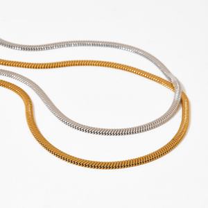 Collar de cadena de hueso de serpiente chapado en oro de 18 quilates para mujer, diseño moderno de espiga plana de doble cara, ideal para aniversario - Product Image 3