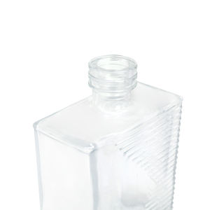 Autorización <span class=keywords><strong>de</strong></span> marca 680ml Forma innovadora cuadrado Diseño en relieve Botella <span class=keywords><strong>de</strong></span> vidrio Licores <span class=keywords><strong>de</strong></span> lujo Whisky con tornillo - Product Image 5