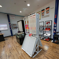 Support d'affichage de panneaux solaires moderne personnalisé avec design écologique, cadre métallique verrouillable, éclairage LED et pour la construction